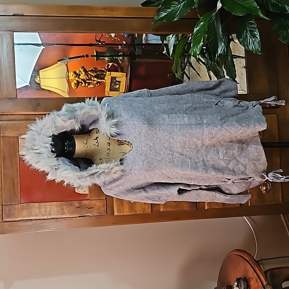 NWT Selfie Couture Gray Oversized Sweater Faux Fur Hoodie Size Medium - Picture 1 of 12